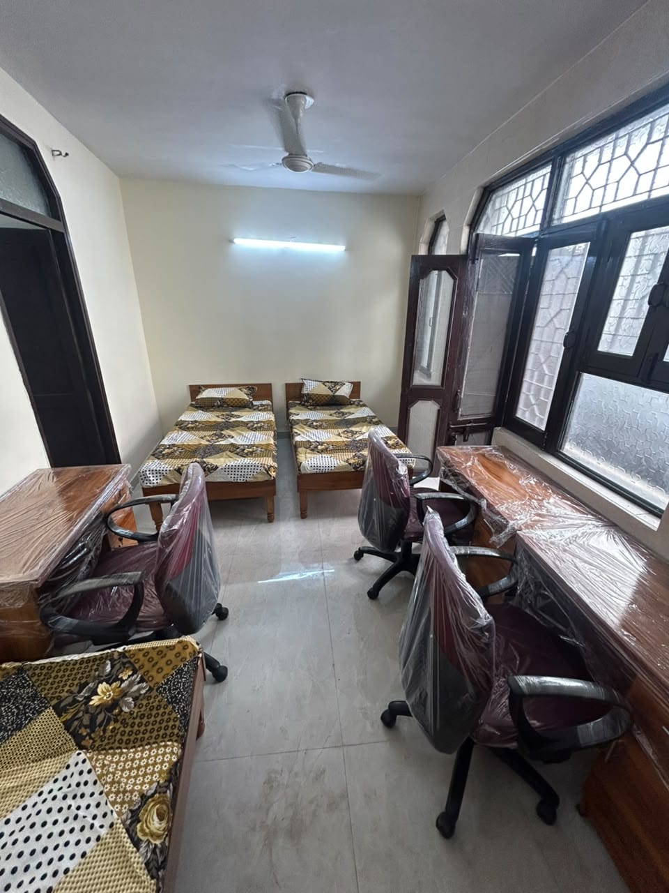 Fully furnished premium room with study desks near Laxmi Nagar